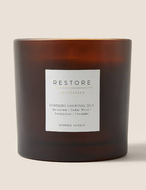 marksandspencer_HOME rada Apothecary_T80_2045W_Restore vonna svicka s esencialnimi oleji_geranium cedr eukalyptus levandule_maxi se 3 knoty_499Kc.jpg